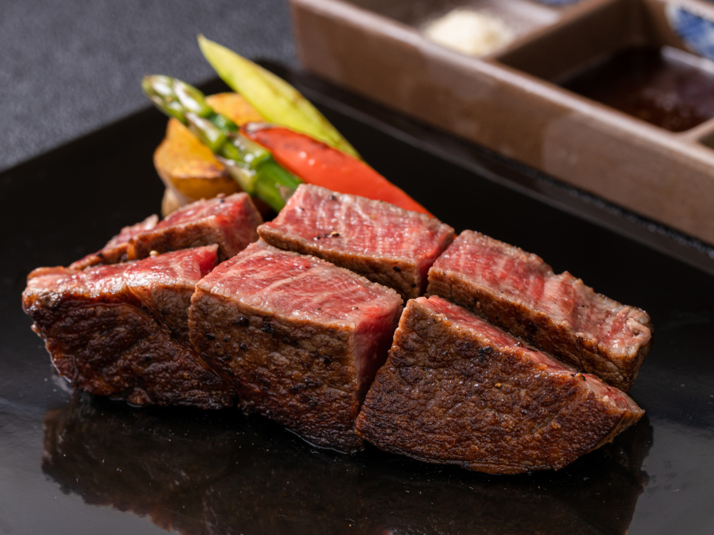 【伊予牛A5ランク★シャトーブリアン付】食通も虜にする『ヒレ肉の希少部位』を食す～魅惑の美味に舌鼓～