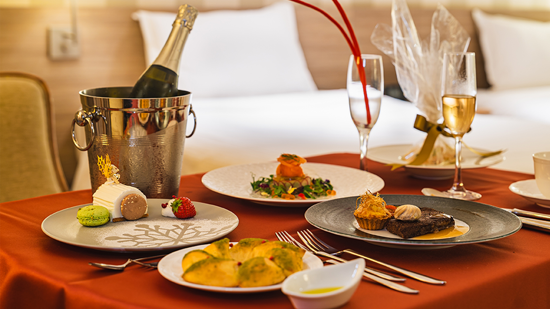 【ルームサービス夕食・朝食付き】お部屋で愉しむクリスマスディナー付き宿泊プラン