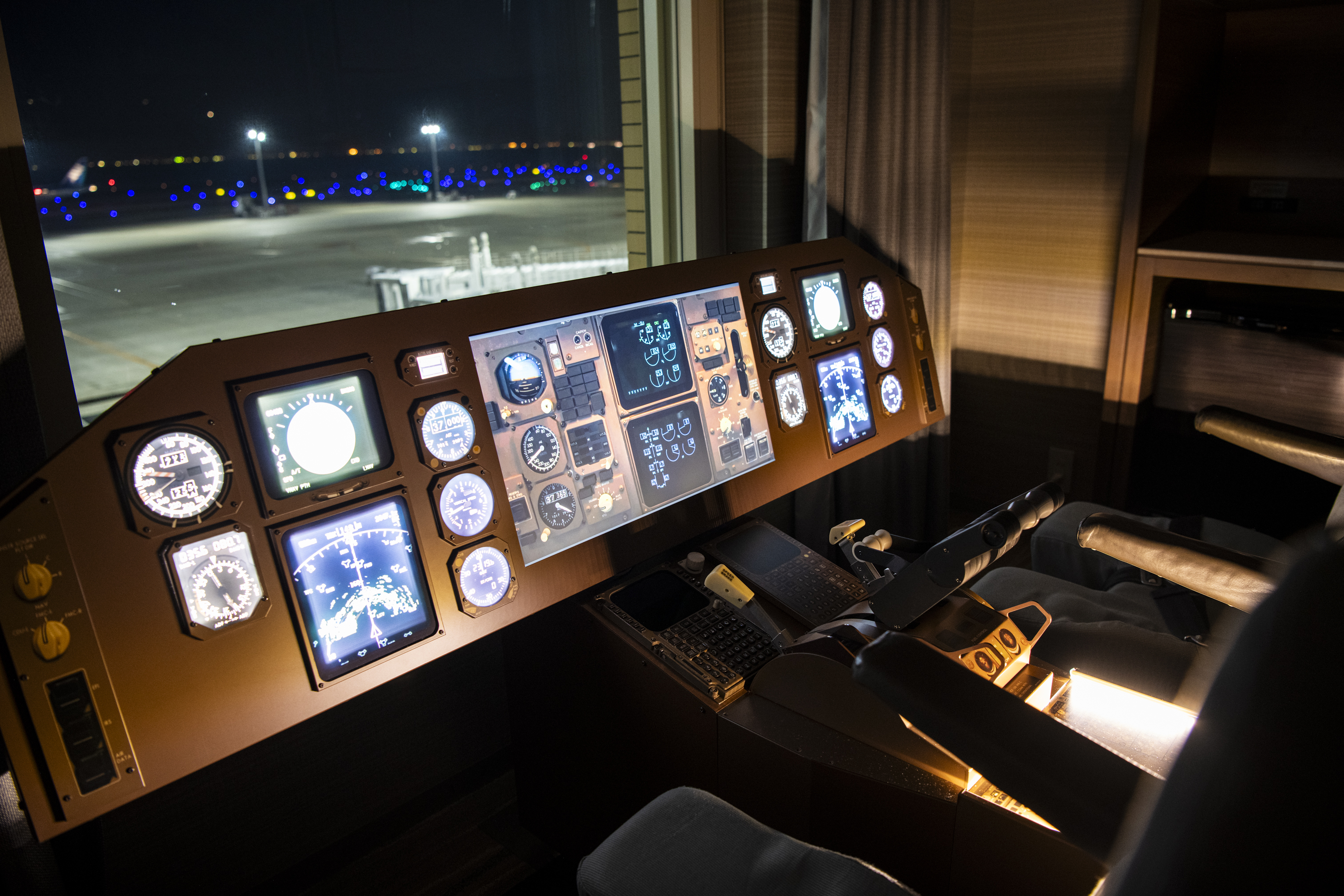「JAL Cockpit ROOM」コックピットに座り機長になりきろう。（朝食付）